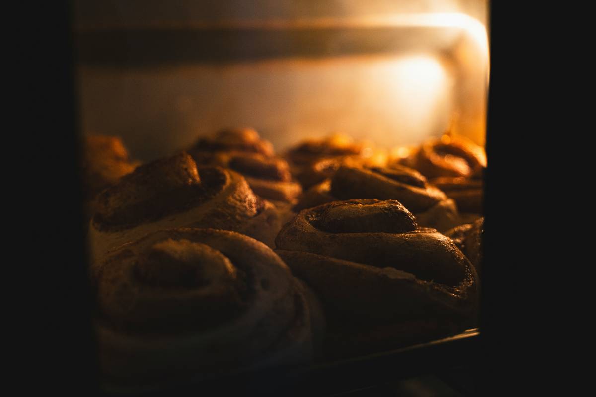 Oven calibration aid thermometer how do showing accurate reading inside preheated oven alongside digital display showing mismatched temperature